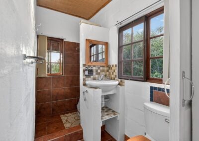 Springbok Chalet 5 Springbok chalet's en-suite bathroom equipped with a shower